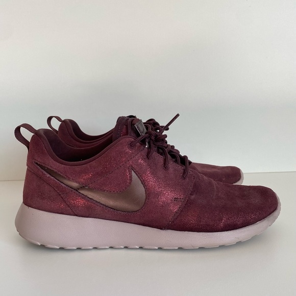 Nike Women’s Roshe One Sneakers - Picture 4 of 10